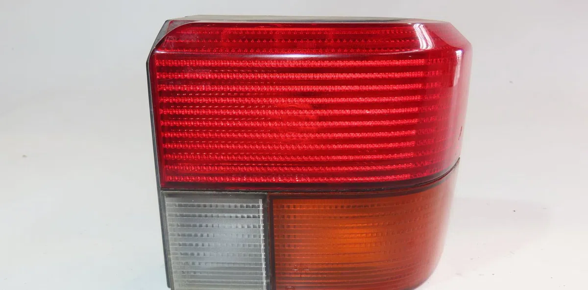 Feu arrière droit Volkswagen TRANSPORTER IV Autobus-Autocar (70B, 70C, 7DB, 7DK, 70J, 70K 2.5 tdi (1995-2003) occasion