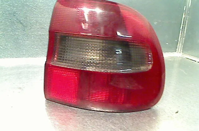 Feu arrière droit VOLVO V40 1997 occasion