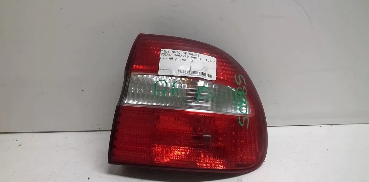 Feu arrière droit Volvo V40 Break (645) 1.9 di (2000-2004) occasion