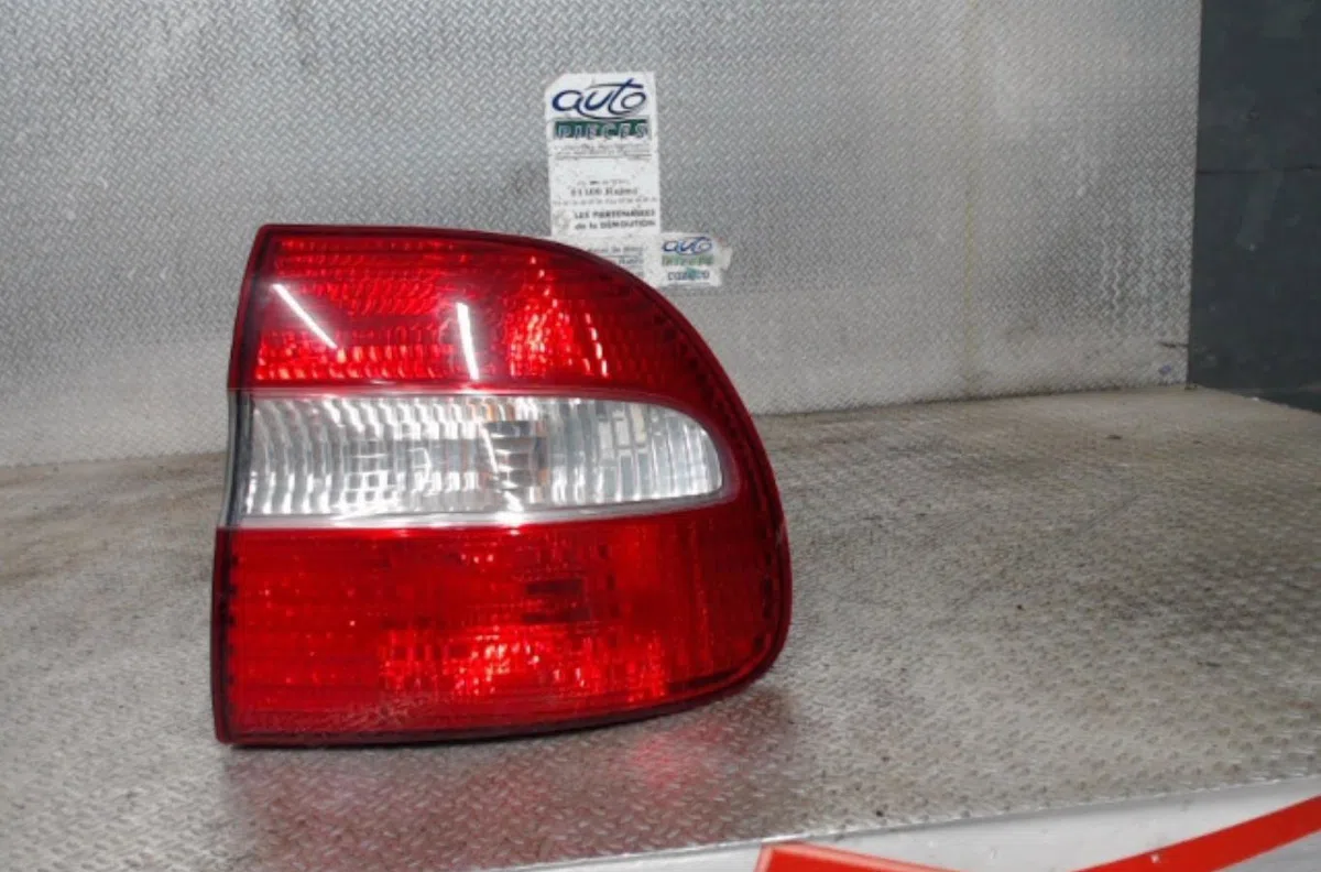 Feu arrière droit Volvo V40 Break (645) 2.0 t (1997-2000) occasion
