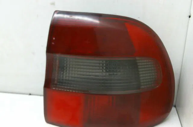 Feu arrière droit VOLVO V40 I 1999 occasion