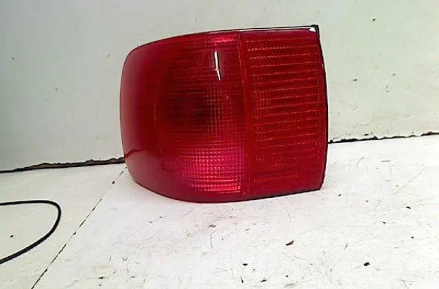Feu arrière gauche Audi 80 B4 A trois volumes (8C2) 1.9 tdi (1991-1994) occasion