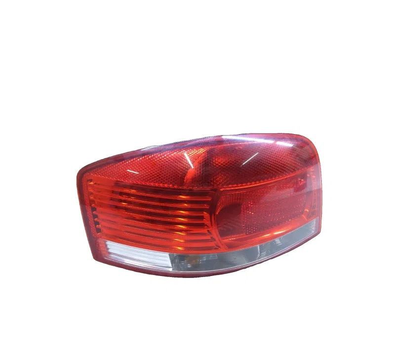 FEU ARRIERE GAUCHE AUDI A3 II 8P0945095