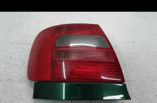 Feu arrière gauche Audi A4 B5 (8D2) 1.6 (1994-2000) occasion