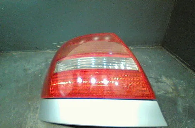 Feu arrière gauche Audi A4 B5 (8D2) 1.9 tdi (1995-2000) occasion