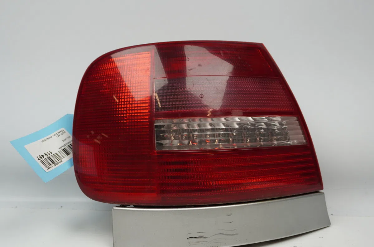 Feu arrière gauche Audi A4 B5 (8D2) 1.9 tdi (1995-2000) occasion