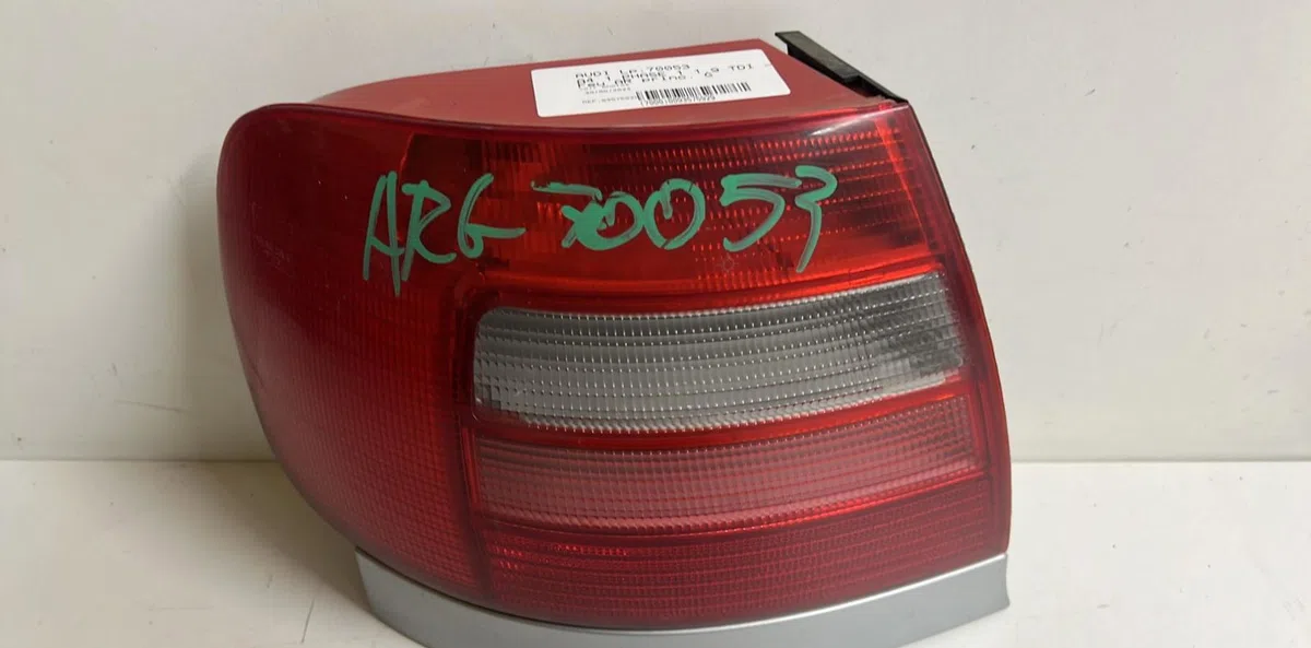 Feu arrière gauche Audi A4 B5 (8D2) 1.9 tdi (1995-2000) occasion