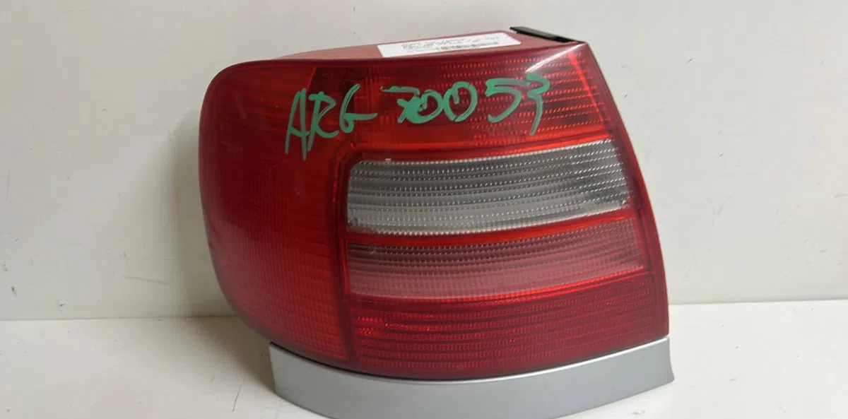 Feu arrière gauche Audi A4 B5 (8D2) 1.9 tdi (1995-2000) occasion