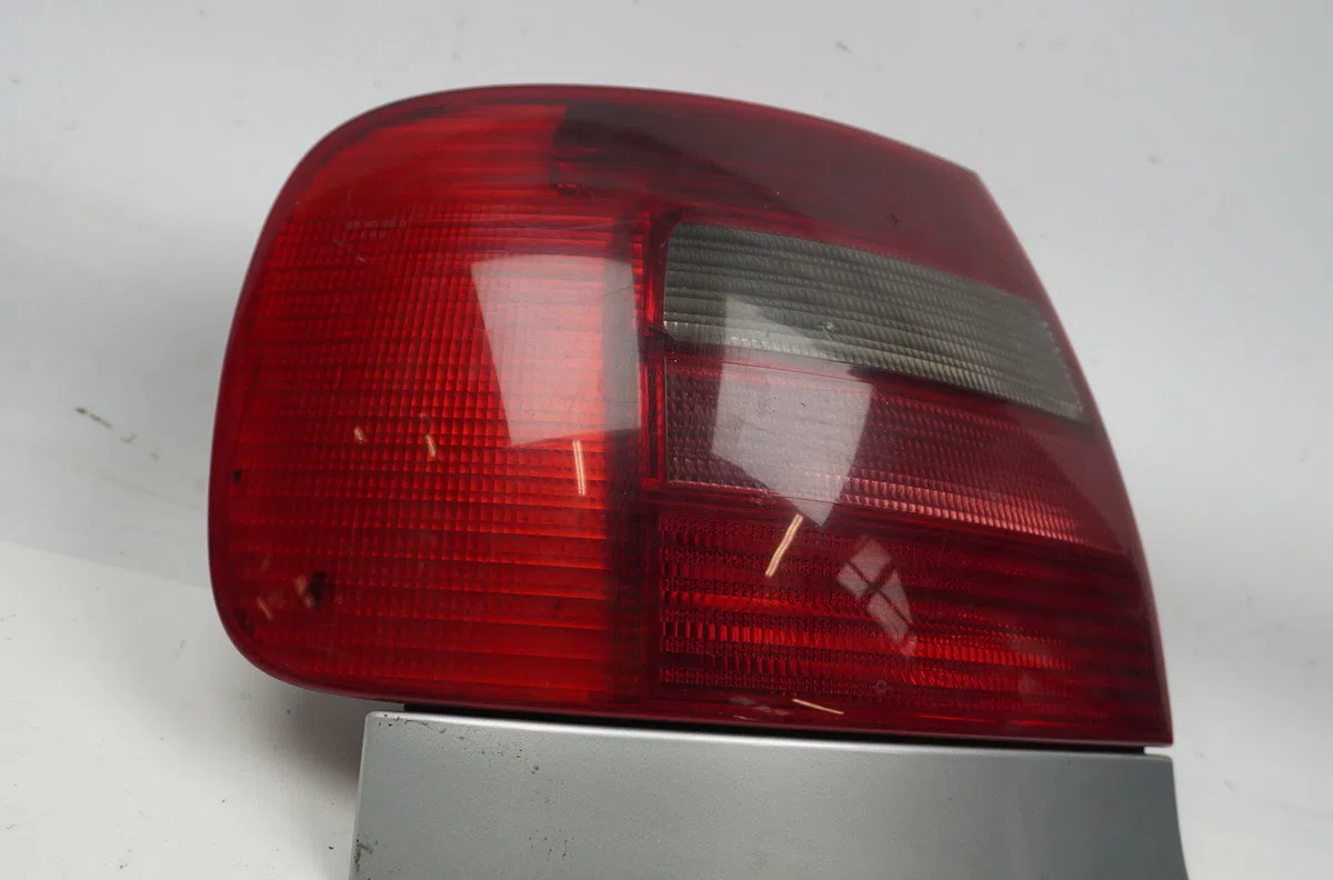 Feu arrière gauche Audi A4 B5 (8D2) 1.9 tdi (1995-2000) occasion