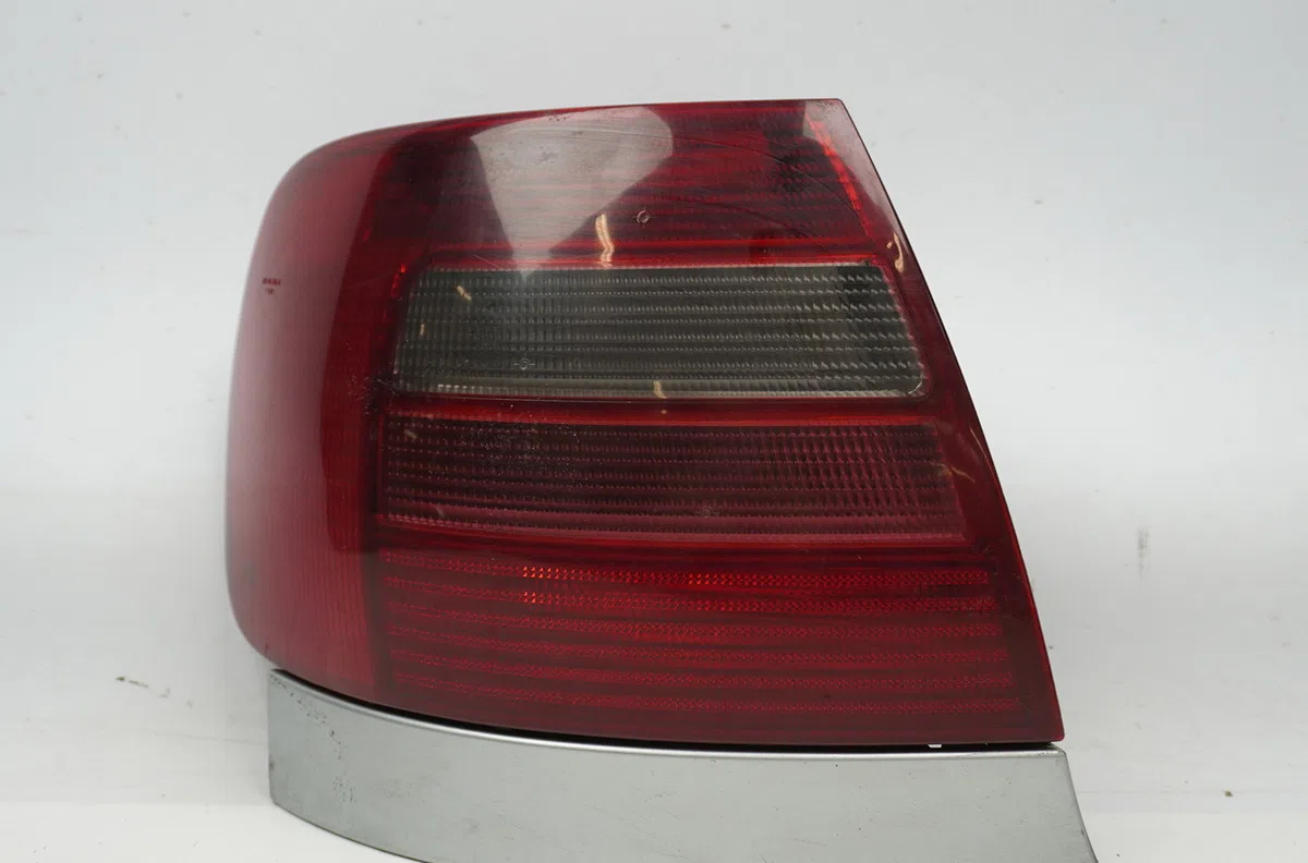 Feu arrière gauche Audi A4 B5 (8D2) 1.9 tdi (1995-2000) occasion