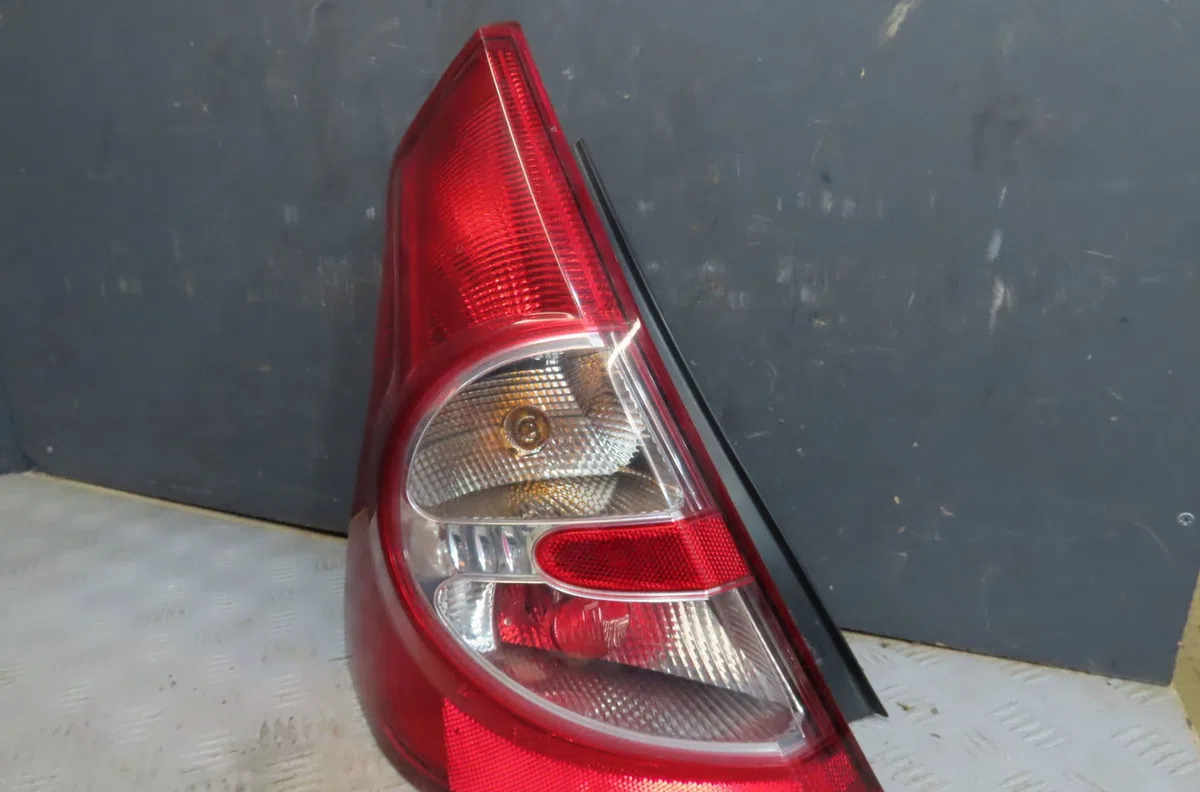 Feu arrière gauche Dacia SANDERO 1.6 mpi 85 (bs03) (2010-2013) occasion