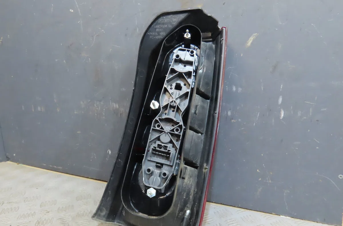 Feu arrière gauche Fiat IDEA (350_) 1.4 16v (2004) occasion