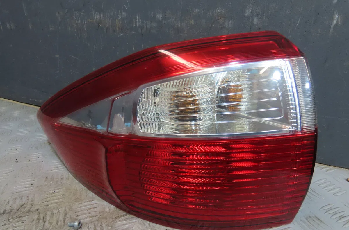 Feu arrière gauche Ford C-MAX II (DXA-CB7, DXA-CEU) 2.0 tdci (2010-2019) occasion
