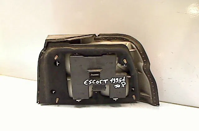 Feu arrière gauche FORD ESCORT V  1.6i occasion