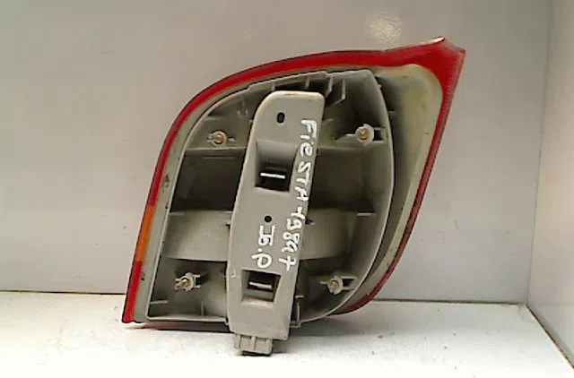 Feu arrière gauche FORD FIESTA III  1.8 D occasion