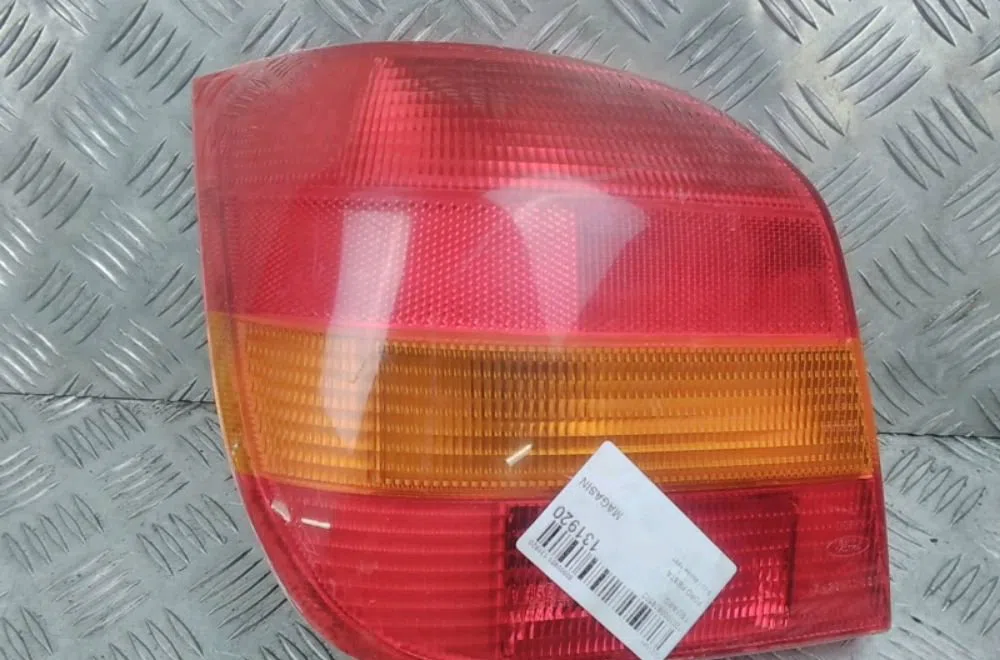 Feu arrière gauche Ford FIESTA III (GFJ) 1.6 (1989-1994) occasion