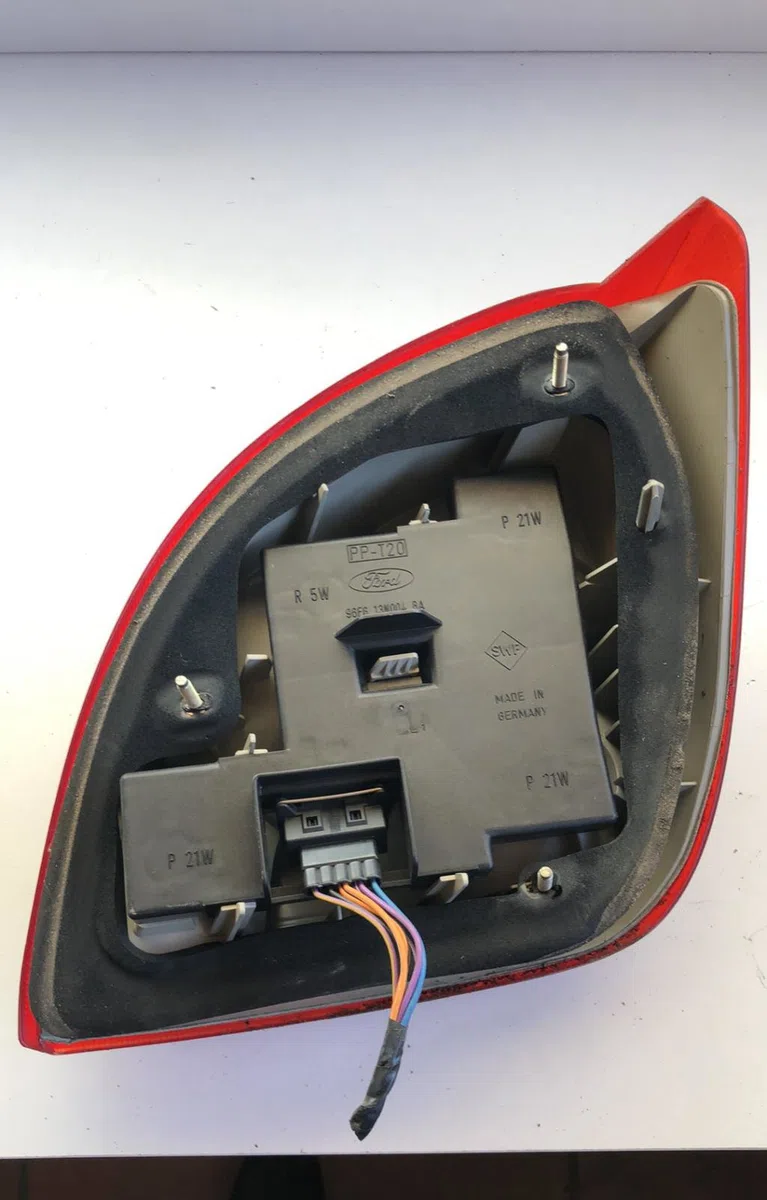 Feu arrière gauche Ford FIESTA IV (JA_, JB_) 1.25 i 16v (1995-2002) 5 portes occasion