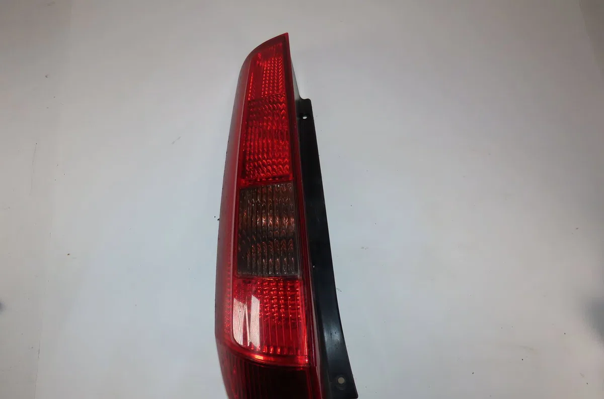 Feu arrière gauche Ford FIESTA V (JH_, JD_) 1.25 16v (2002-2008) occasion