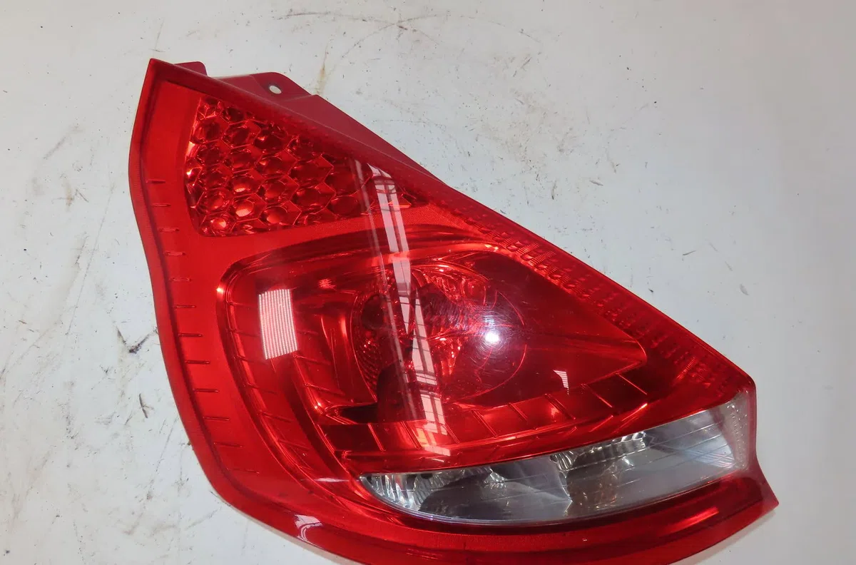Feu arrière gauche FORD FIESTA VI  1.4 TDCI 68ch occasion