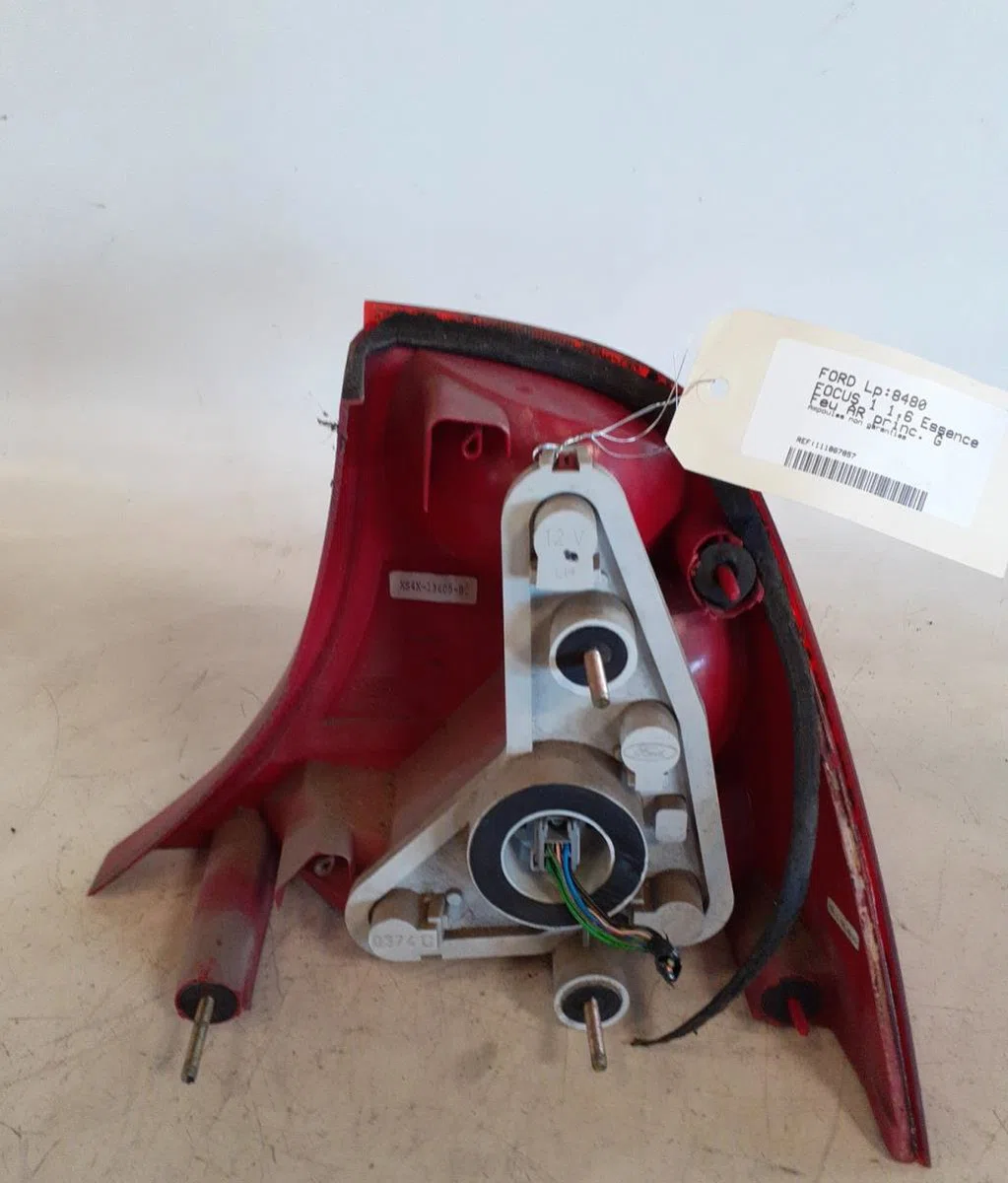 Feu arrière gauche Ford FOCUS I A trois volumes (DFW) 1.6 16v (1999-2004) occasion