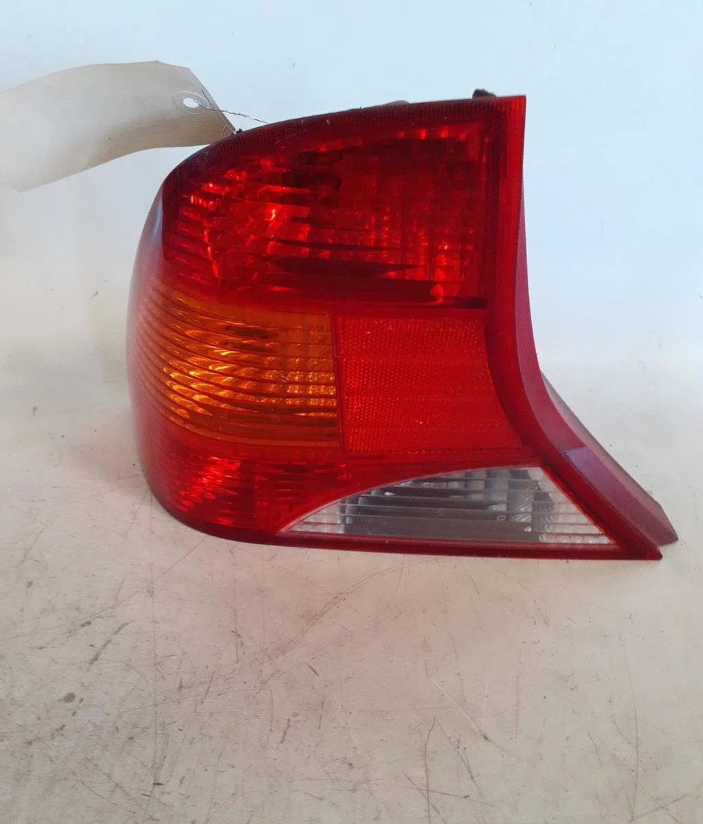 Feu arrière gauche Ford FOCUS I A trois volumes (DFW) 1.6 16v (1999-2004) occasion