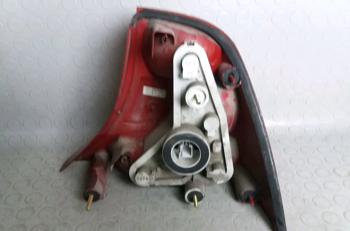 Feu arrière gauche Ford FOCUS I A trois volumes (DFW) 1.8 tdci (2002-2004) occasion