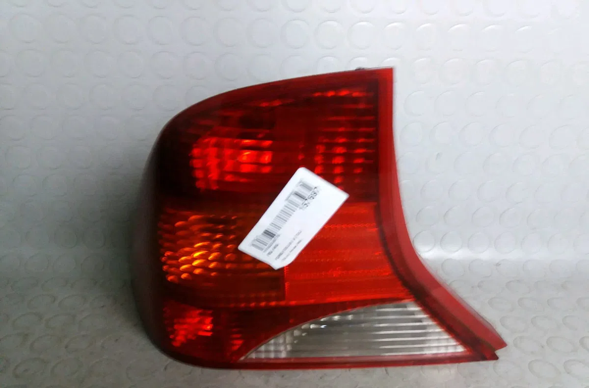 Feu arrière gauche Ford FOCUS I A trois volumes (DFW) 1.8 tdci (2002-2004) occasion