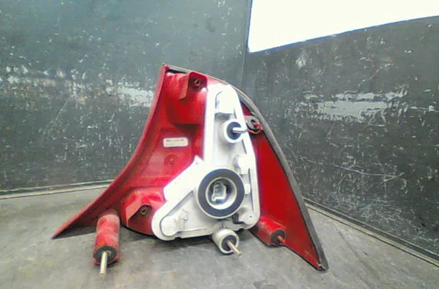 Feu arrière gauche Ford FOCUS I A trois volumes (DFW) 1.8 turbo di - tddi (1999-2004) occasion