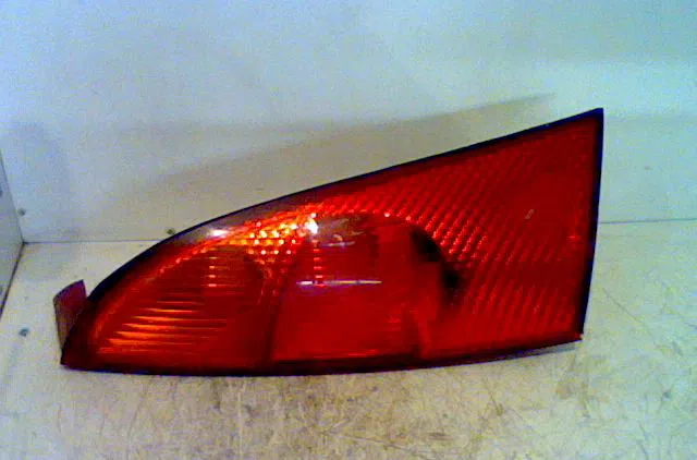 Feu arrière gauche FORD FOCUS II 2002 occasion