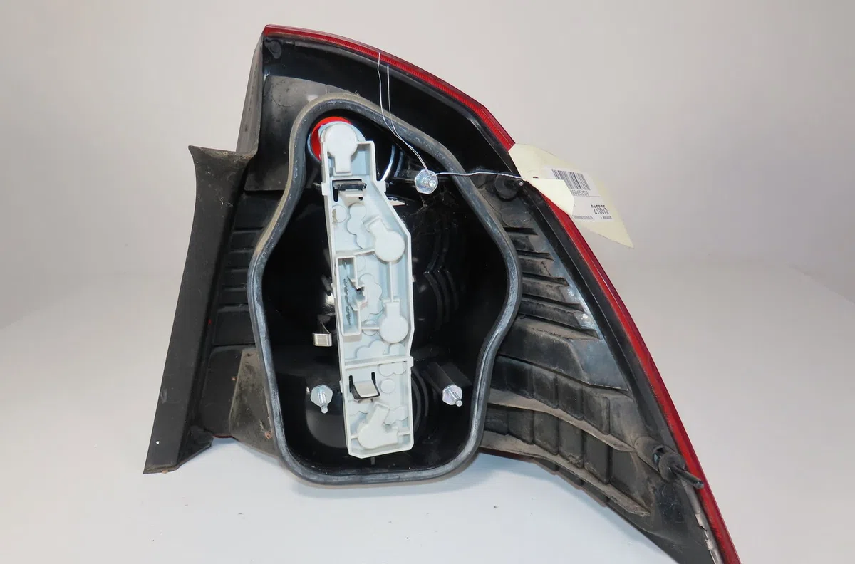 Feu arrière gauche Ford FOCUS II A trois volumes (DB_, FCH, DH) 1.6 ti (2005-2012) occasion