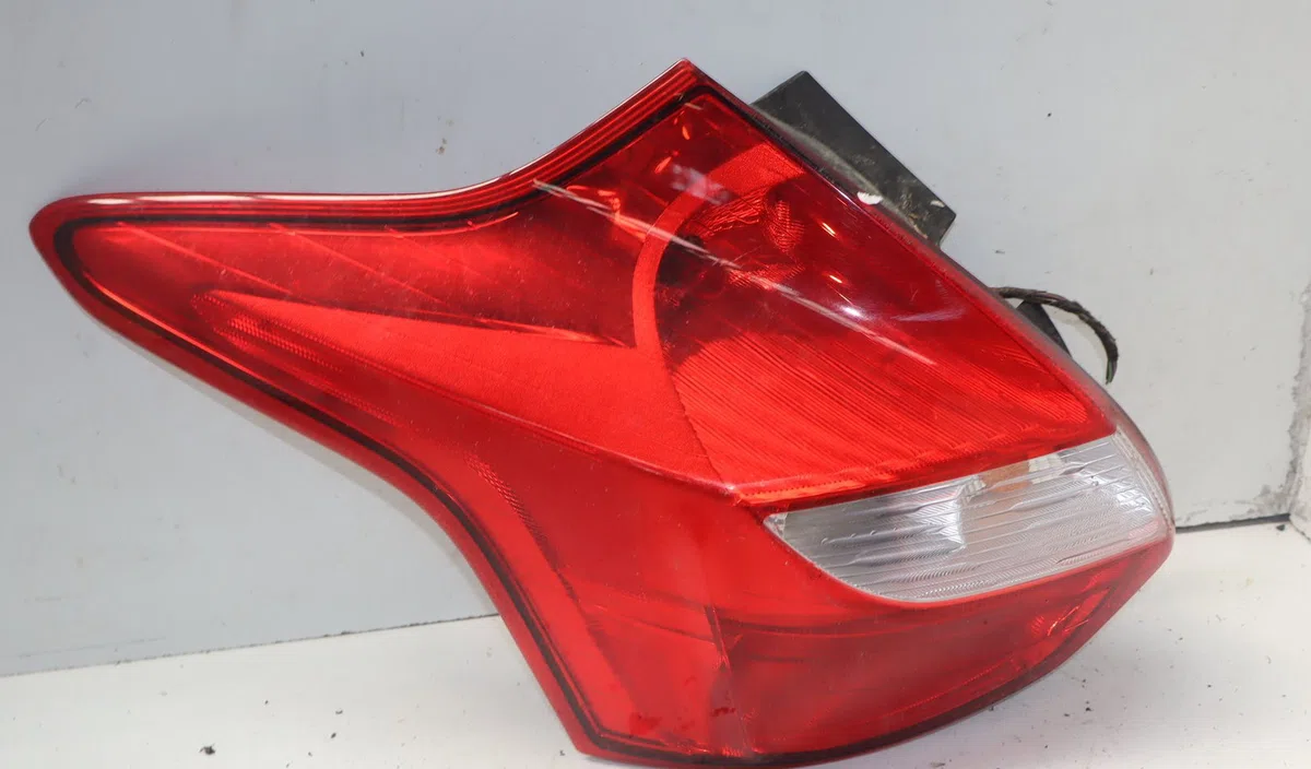 Feu arrière gauche Ford FOCUS III 1.6 flexifuel (2010) occasion