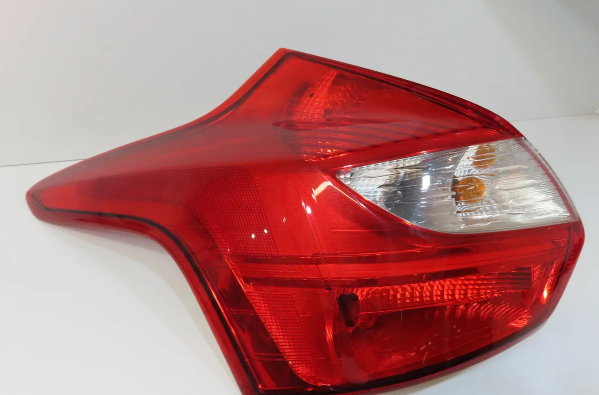 Feu arrière gauche Ford FOCUS III 1.6 tdci (2010-2017) occasion