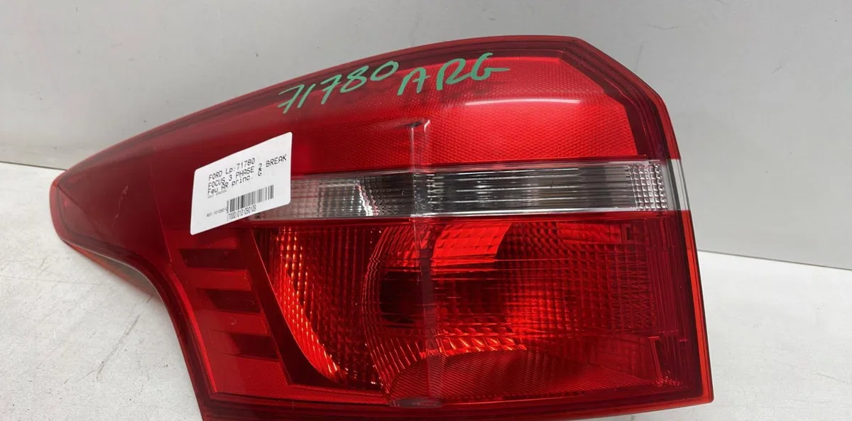 Feu arrière gauche Ford FOCUS III Turnier 1.5 tdci (2014) occasion