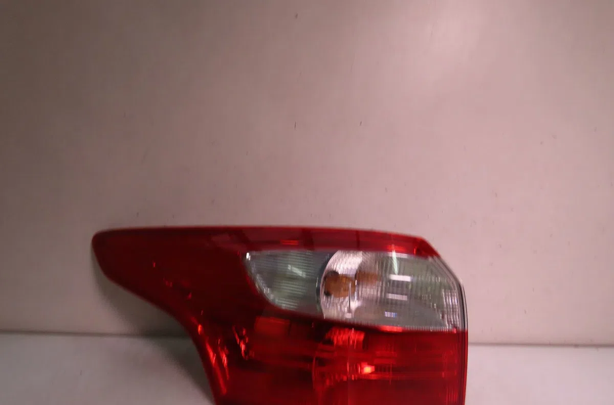 Feu arrière gauche Ford FOCUS III Turnier 1.6 tdci (2010) occasion