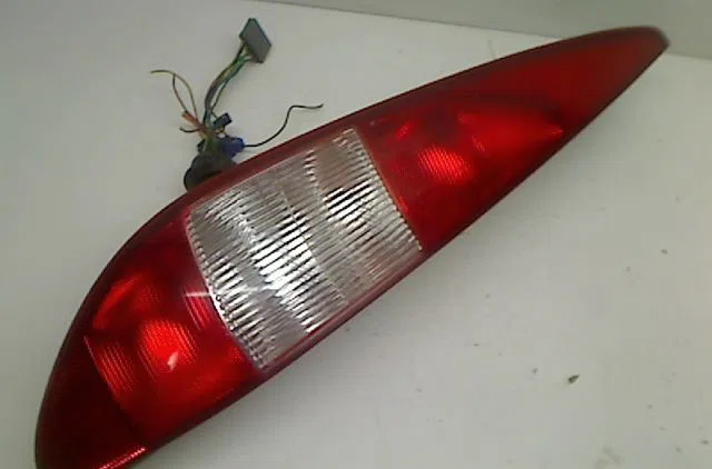 Feu arrière gauche Ford MONDEO III Clipper (BWY) 2.2 tdci (2004-2007) occasion