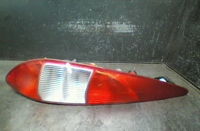 Feu arrière gauche Ford MONDEO III Clipper (BWY) 2.5 v6 24v (2000-2007) occasion