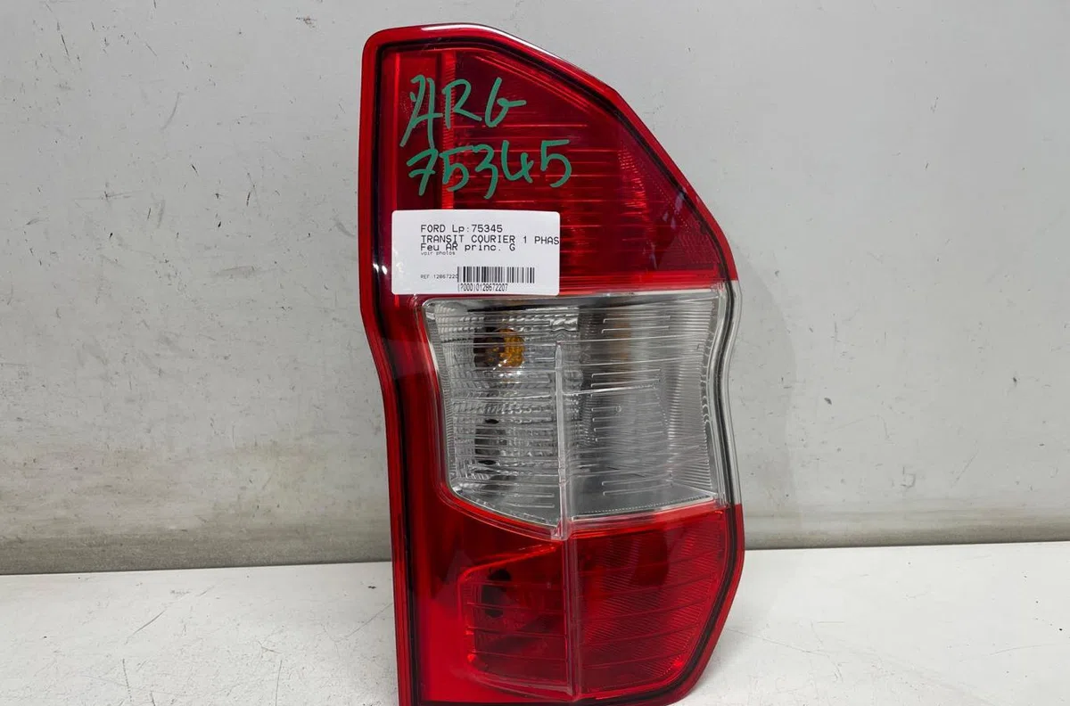 Feu arrière gauche Ford TRANSIT COURIER B460 Camionnette-Monospace 1.5 tdci (2014) occasion