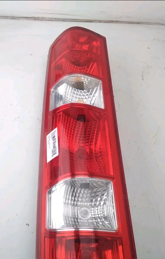 Feu arrière gauche Iveco DAILY IV Camionnette 35c13 v, 35c13 v-p, 35s13 v, 35s13 v-p (2007-2011) occasion