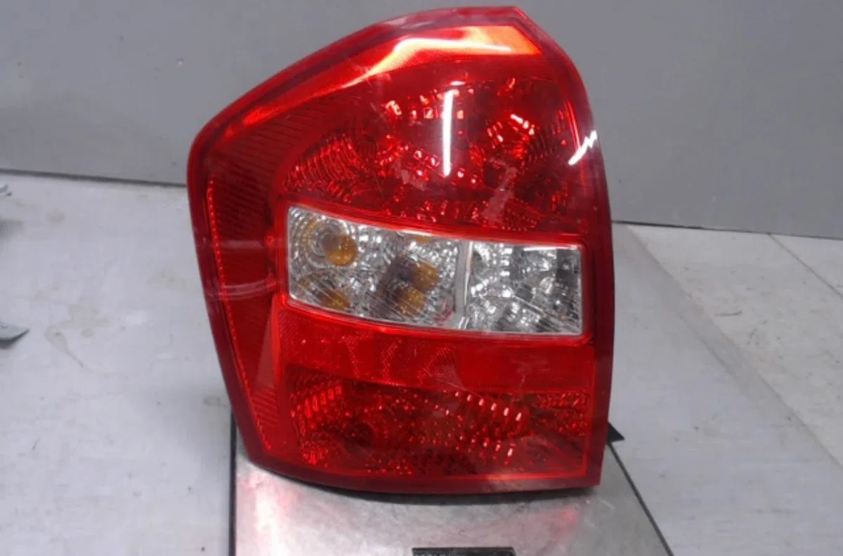 Feu arrière gauche Kia CERATO I A trois volumes (LD) 1.6 crdi (2005-2009) occasion