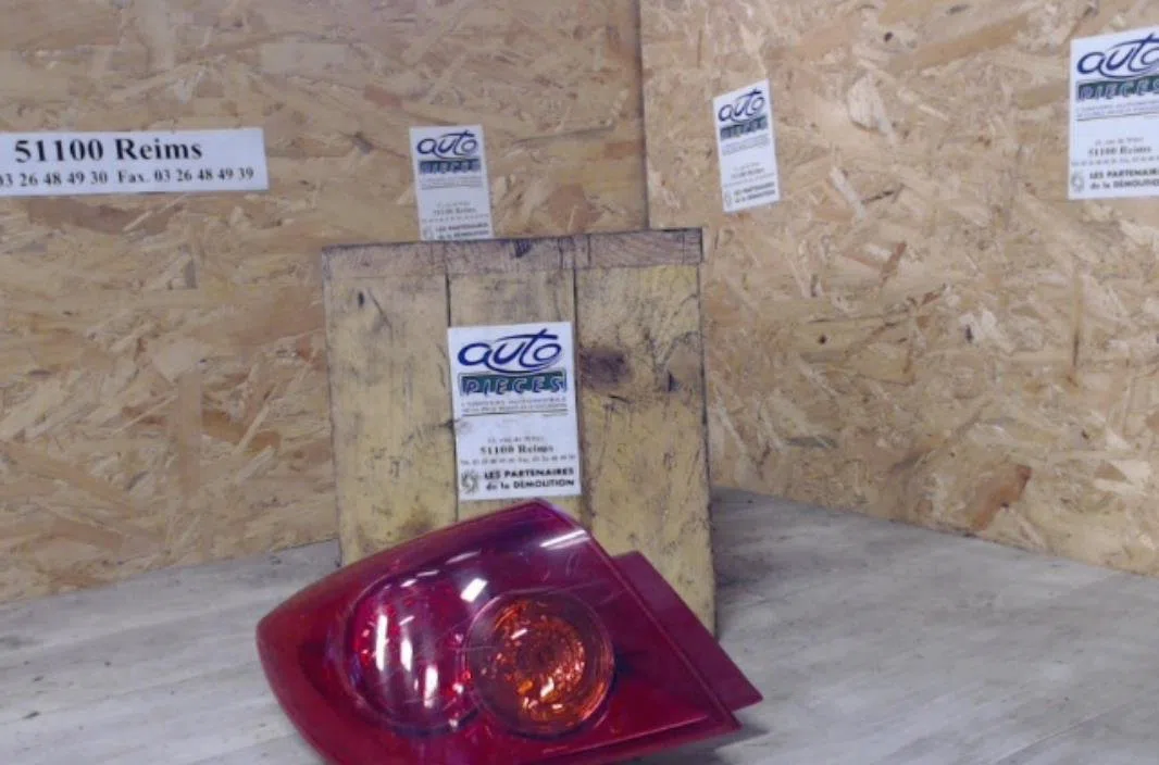 Feu arrière gauche MAZDA 3 1  3 1 PHASE 1 occasion