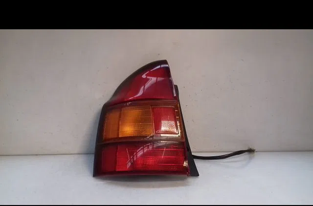 Feu arrière gauche Mazda 323 P V (BA) 2.0 d (1996-1998) occasion