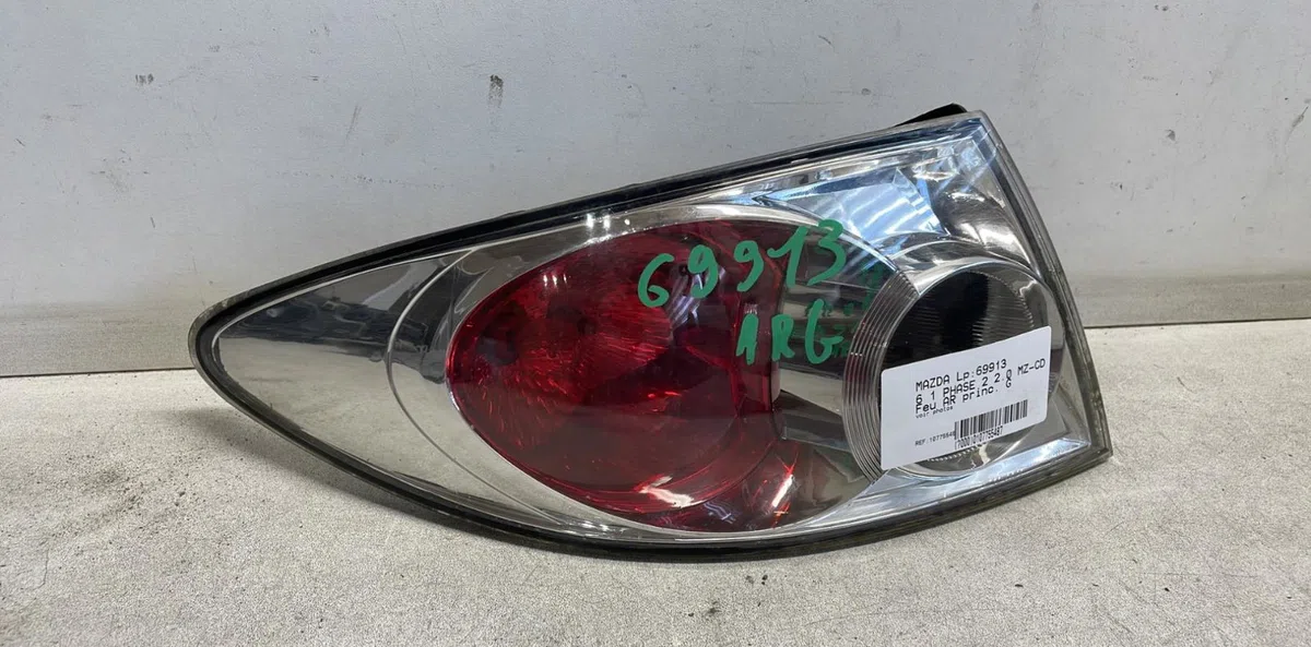 Feu arrière gauche Mazda 6 Hatchback (GG) 2.0 di (gg14) (2002-2007) occasion