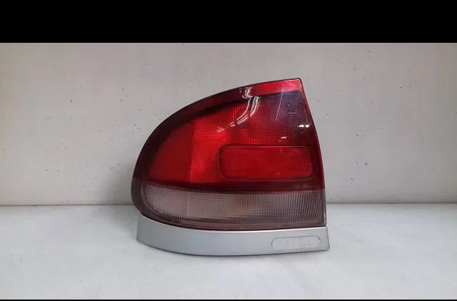 Feu arrière gauche Mazda 626 IV Hatchback (GE) 1.8 (ge8p) (1991-1997) occasion