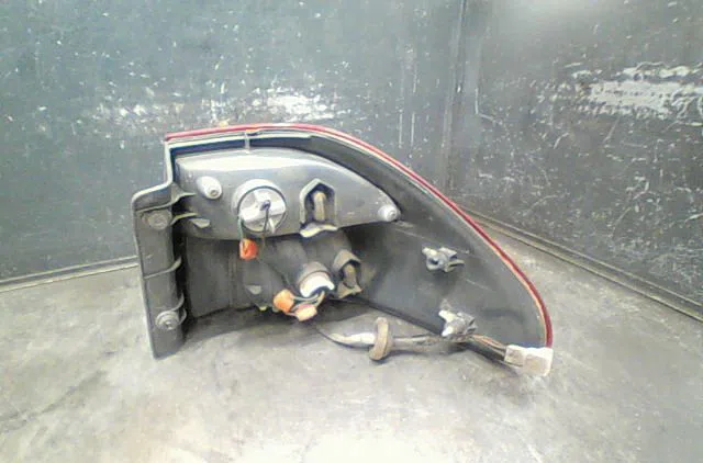 Feu arrière gauche Mazda 626 V Hatchback (GF) 2.0 turbo di (gffp) (1998-2002) occasion