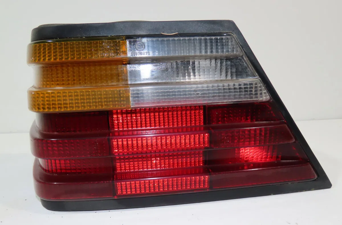 Feu arrière gauche Mercedes-benz 124 A trois volumes (W124) 250 d (124.125) (1989-1993) occasion