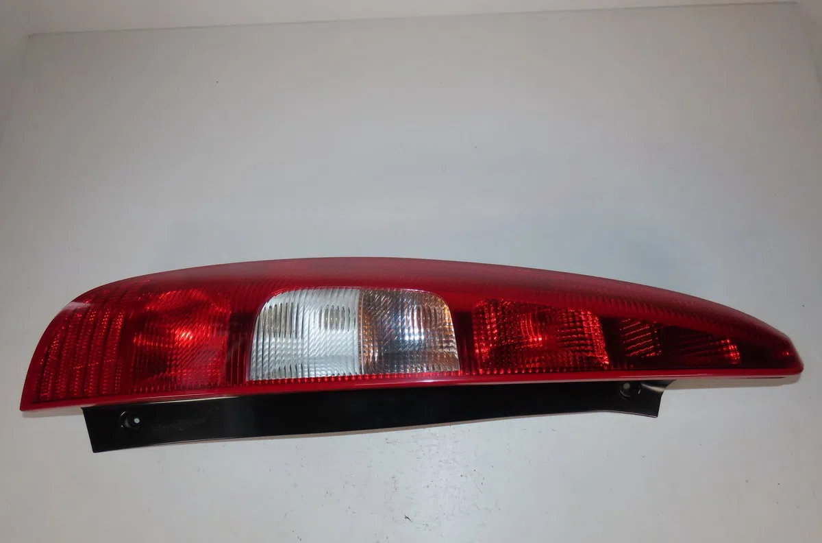 Feu arrière gauche Mitsubishi COLT VI (Z3_A, Z2_A) 1.5 di-d (z39a) (2004-2012) occasion