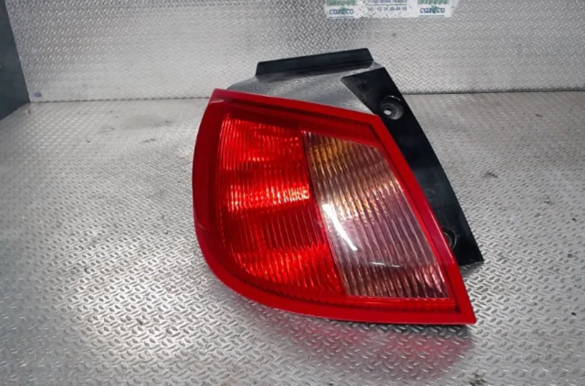 Feu arrière gauche Mitsubishi COLT VI (Z3_A, Z2_A) 1.5 di-d (z39a) (2004-2012) occasion