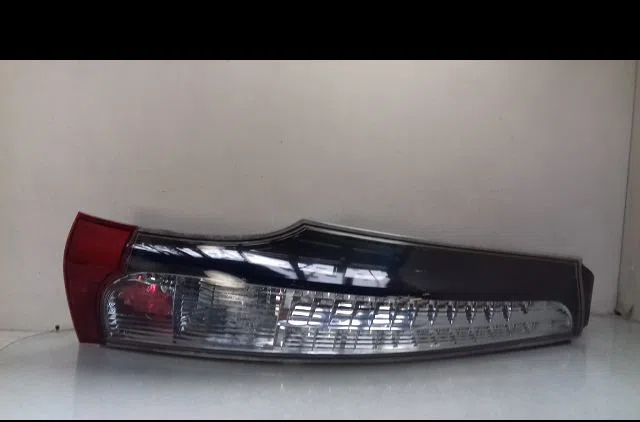 Feu arrière gauche Mitsubishi GRANDIS (NA_W) 2.4 mivec (na4w) (2004-2011) occasion