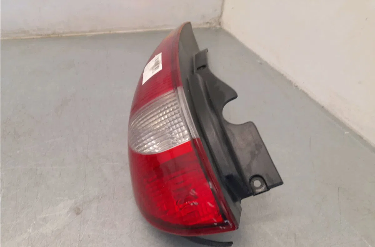 Feu arrière gauche NISSAN ALMERA TINO  2.2 VDI occasion