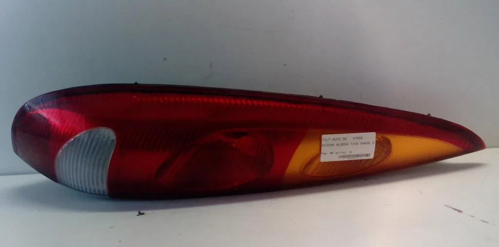 Feu arrière gauche Nissan ALMERA TINO (V10) 2.2 dci (2000-2006) occasion